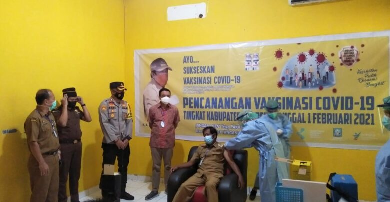 VAKSIN PERTAMA BUPATI SOPPENG